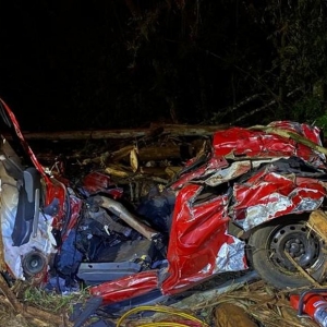 Cinco pessoas morrem após acidente entre carros e caminhão carregado de toras — Foto: PRE  A polícia informou que o motorista fez o teste do bafômetro, qu