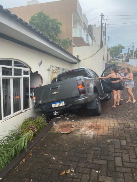 A caminhonete colidiu contra a casa. Foto: Divulgação.