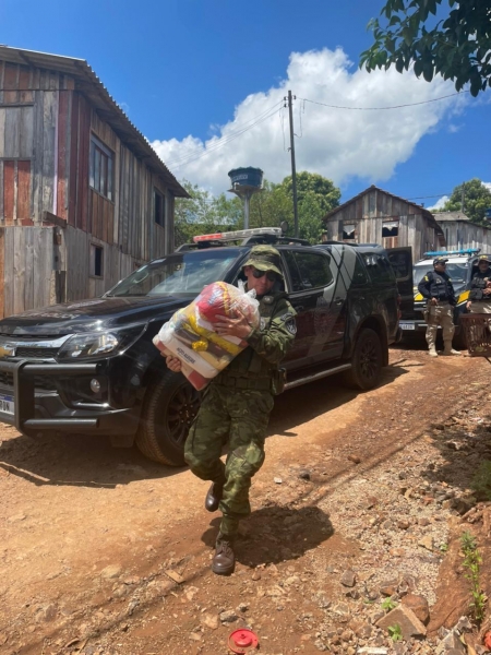 Os alimentos foram entregues na terça-feira . Fotos: BPFron.