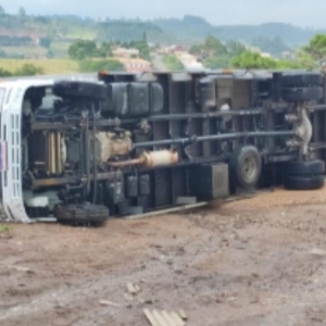 Caminhão tombou com a força do vento — Foto: Defesa Civil