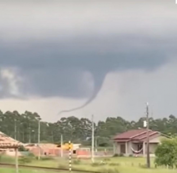 Tornado atingiu cidades do Sul de SC — Foto: Defesa Civil/ Divulgação