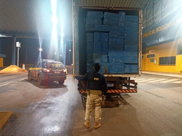 Em vistoria no baú, os policiais encontraram cerca de 400 mil maços de cigarros contrabandeados. Foto: PRF.