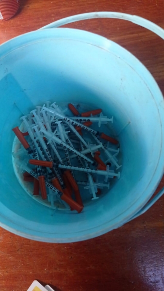 Seringas com agulhas encontradas. Foto: Divulgação.