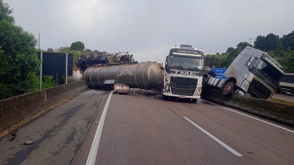 Caminhão carregado com álcool etílico se envolve em acidente, e PRF bloqueia BR-277 em Balsa Nova por risco de explosão após vazamento — Foto: Divulgação/PRF