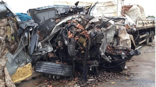 O motorista de 44 anos, que levava batatas morreu no local. Foto: RBJ