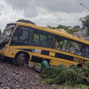 Ônibus escolar que transportava alunos da Apae em Jandaia do Sul (PR) — Foto: Reprodução/Blog do Berimbau