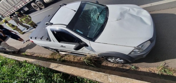 Homem fica gravemente ferido após ser atingido por tampa metálica enquanto dirigia na BR-376 — Foto: Divulgação/PRF