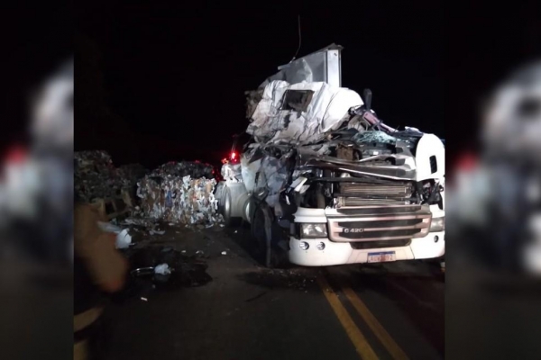 Caminhão tomba e furgão cai de ponte em acidente na PR-151, em Jaguariaíva — Foto: Divulgação/PRE