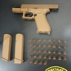 Pistola apreendida. Foto: Portal Nova Santa Rosa.