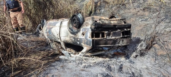Corpo é encontrado carbonizado dentro de carro capotado na PR-092 — Foto: Divulgação/PRE