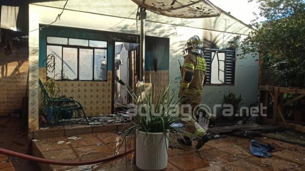 O fogo rapidamente se alastrou no local (Foto: Luiza Schio/AquiAgora.net )