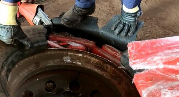 Mais de 900 kg de maconha estavam escondidos no pneu de um caminhão, segundo a PRF — Foto: PRF
