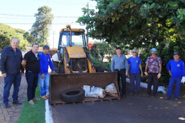 Foi realizada uma recolha dos entulhos na sede e também nos distritos. Foto: Assessoria.