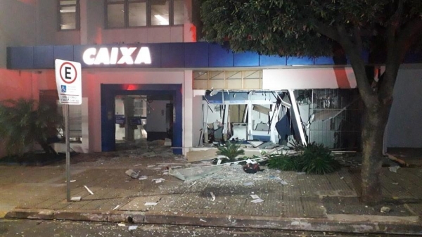 Agência bancária da Caixa em Iporã, no noroeste do estado, ficou parcialmente destruída — Foto: PM-PR