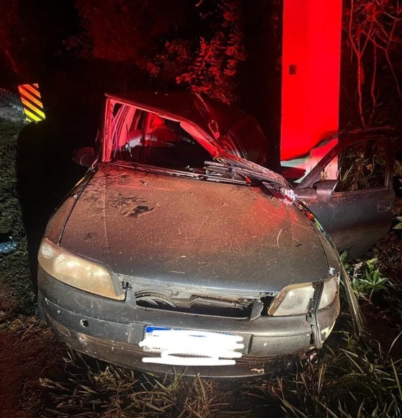 Motorista de 20 anos morre após sair da pista e bater em poste de energia, em Jesuítas — Foto: BPRv/PR