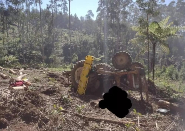 Trator tombado após acidente que matou trabalhador em SC — Foto: Corpo de Bombeiros Militar/Divulgação