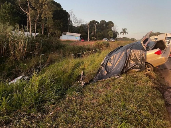 Três pessoas morrem e outras três ficam gravemente feridas após batida entre carros — Foto: PRF/PR