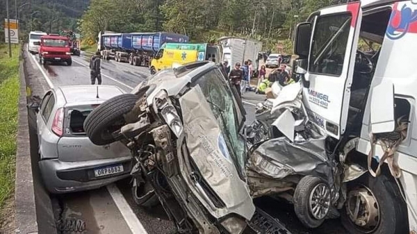 Acidente entre caminhão e oito veículos bloqueia BR-376, em Guaratuba — Foto: Grupo 277