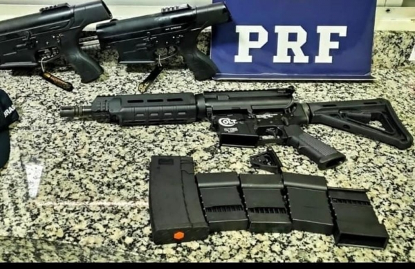 Polícia prende casal transportando metralhadoras em painel de veículo, em Mandaguari — Foto: PRF/divulgação