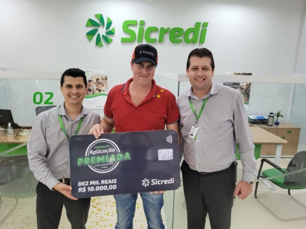 O cheque simbólico foi entregue na agência. Foto: Luiz Fernando Cerni.