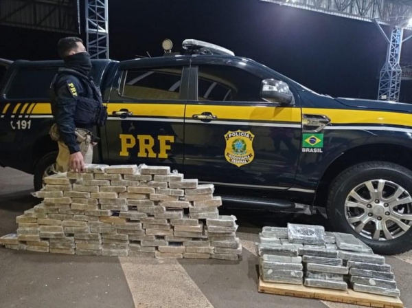 Os policiais encontraram de forma camuflada nas laterais do baú, 147 kg, entre cocaína e pasta base de cocaína.. Foto: PRF.