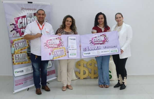 Leandro (Primato), a ganhadora Adriana, Ana (Primato) e Francielle (Acit) - Divulgação