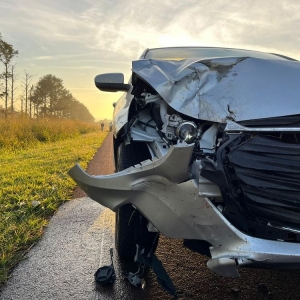 Carro bate em motocicleta na BR-277, em São Miguel do Iguaçu — Foto: Marcos Landim/RPC