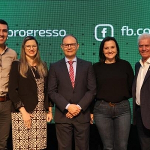 Da esquerda para direita: o Diretor de Operações da Sicredi Progresso, Cleiton Peres, a Diretora de Negócios da Sicredi Progresso, Carina Vargas, o consultor em agronegócio, Carlos Cogo, a Gerente de Desenvolvimento de Negócios da Sicredi Progresso, Rosemari Zamarchi e o presidente da Sicredi Progresso, Cirio Kunzler. Foto: Divulgação.
