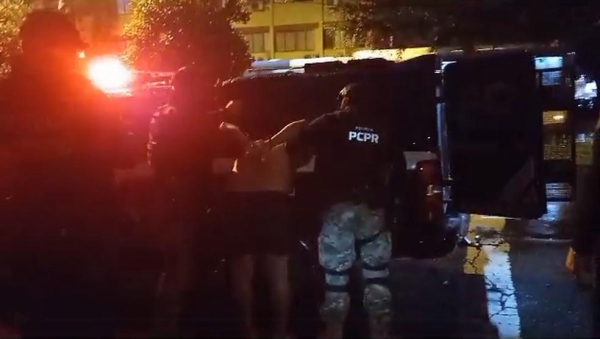 Jovem foi preso em Foz do Iguaçu suspeito de abusar de centenas de crianças — Foto: Denarc/PC-PR