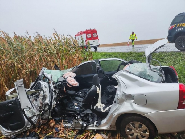 Uma pessoa morre e três ficam feridas em acidente entre dois carros em Juranda — Foto: PRF