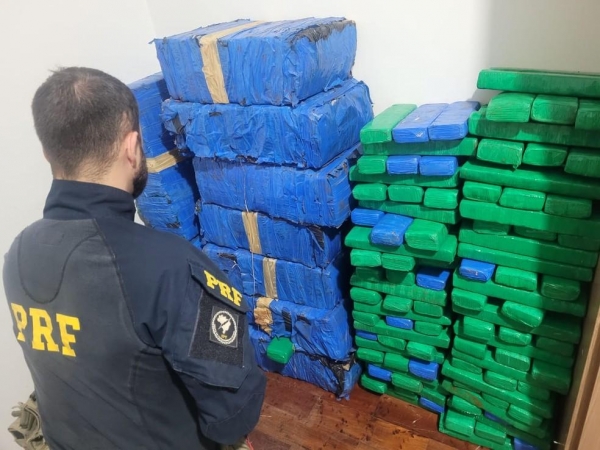Veículo tinha 330 kg de maconha — Foto: Divulgação