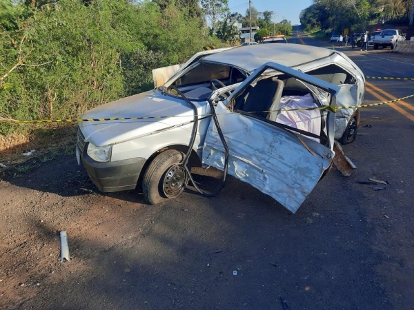 Dois jovens morrem após carro bater em cabeceira de ponte em Nova Cantu — Foto: PMPR