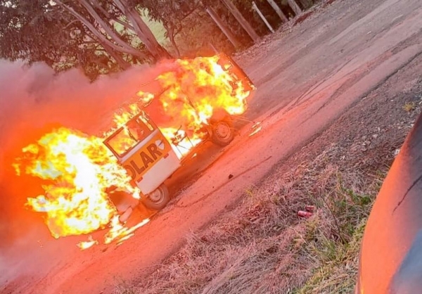 Kombi escolar pegou fogo na BR-277, em Laranjeiras do Sul — Foto: Foto cedida/Dorival dos Reis