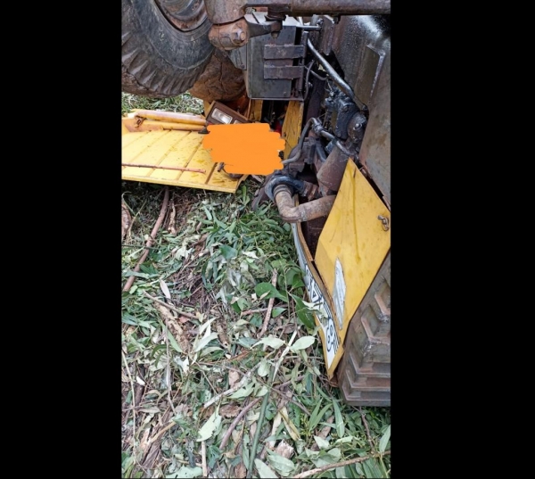 O trator tombou ficando com os pneus para cima – Foto: Divulgação/Polícia Militar.