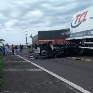 Colisão entre caminhões matou duas pessoas na Ponte Hélio Serejo, entre Presidente Epitácio (SP) e Bataguassu (MS) — Foto: Polícia Rodoviária