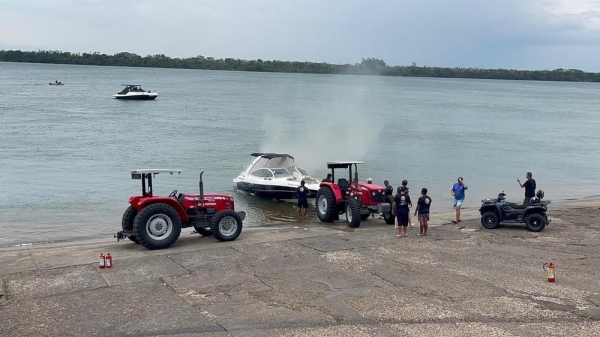 Lancha pega fogo e ao menos duas pessoas ficam feridas em Porto Rico — Foto: Evandro Oliveira/RPC