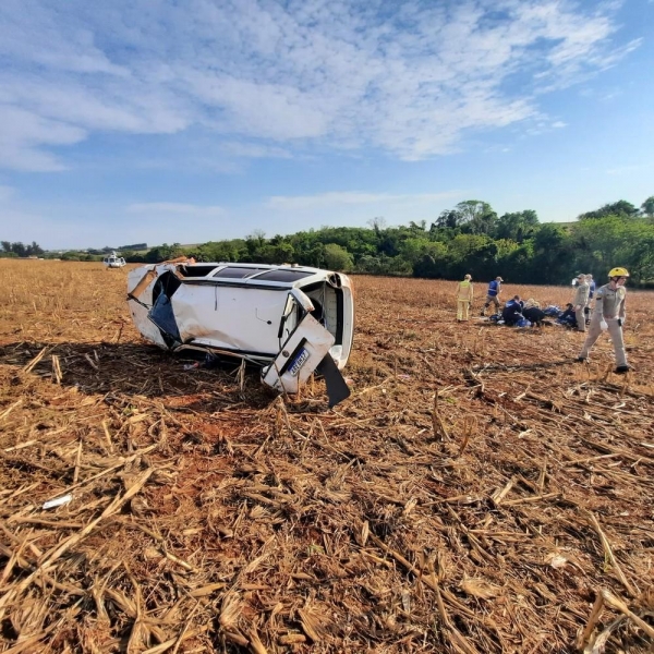 Professora morre após ser ejetada de veículo durante capotamento em Floresta; carro ficou destruído — Foto: Corpo de Bombeiros