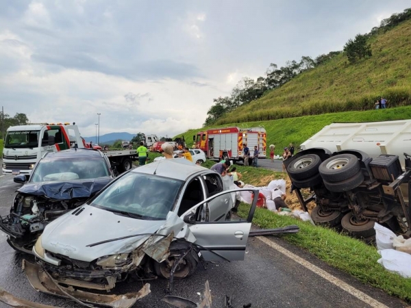 Vários veículos envolvidos em acidente na BR-277, no Paraná — Foto: Murilo Souza/RPC Curitiba