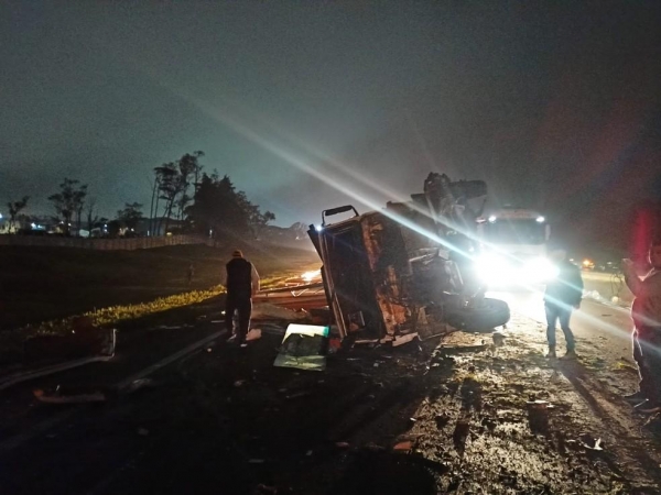 Quatro pessoas da mesma família morrem em acidente envolvendo dois caminhões e um carro em Curitiba — Foto: PRF