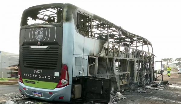 Ônibus fica totalmente destruído após pegar fogo na PR-986, em Rolândia; ninguém se feriu — Foto: Reprodução