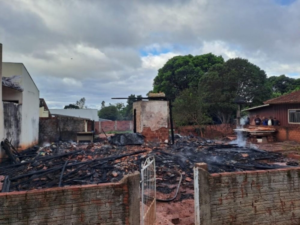 Criança com deficiência visual morre queimada dentro de casa no Paraná, dizem Bombeiros — Foto: Corpo de Bombeiros/ divulgação