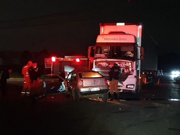 Acidente entre carro e caminhão em Curitiba deixa uma pessoa morta — Foto: Reprodução/RPC