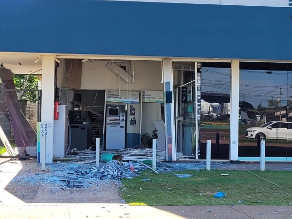 Homens invadem agência bancária e explodem caixas eletrônicos em Maringá — Foto: Rodrigo Grando/RPC