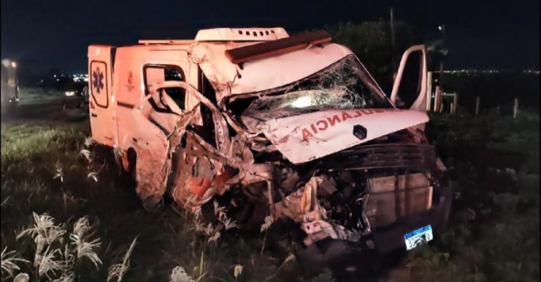 Ambulância, caminhão e três carros se envolvem em acidente na PR-218 — Foto: Reprodução