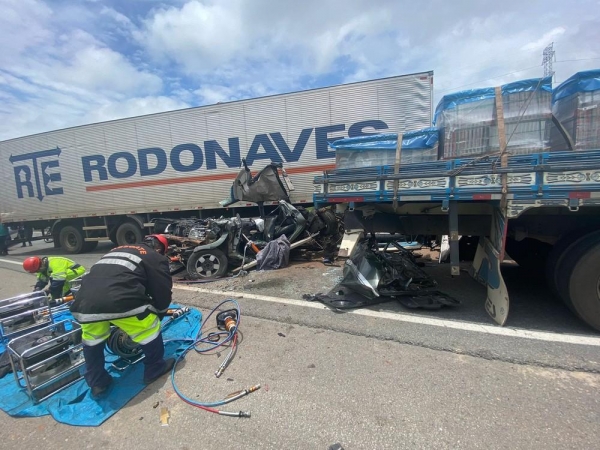 Acidente envolve sete veículos na BR-116, em Piraquara — Foto: BPMOA