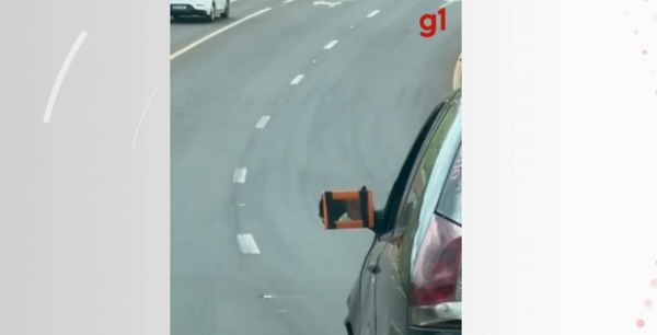 Motorista é flagrado usando espelho de banheiro no lugar do retrovisor na BR-277 — Foto: Reprodução
