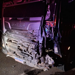 Motorista morre após batida frontal entre caminhão e carro, em São Mateus do Sul — Foto: Corpo de Bombeiros