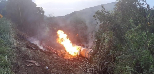 Criança morre e duas pessoas ficam feridas após caminhão carregado com álcool tombar e pegar fogo em Ortigueira — Foto: PRF