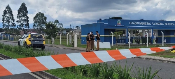 Idoso e homem são mortos a tiros após grupo armado invadir campo de futebol, em Quatro Barras — Foto: Wilson Kirsche/RPC Curitiba