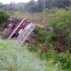 Caminhoneiro morre em colisão com outra carreta na BR-476 — Foto: PRF